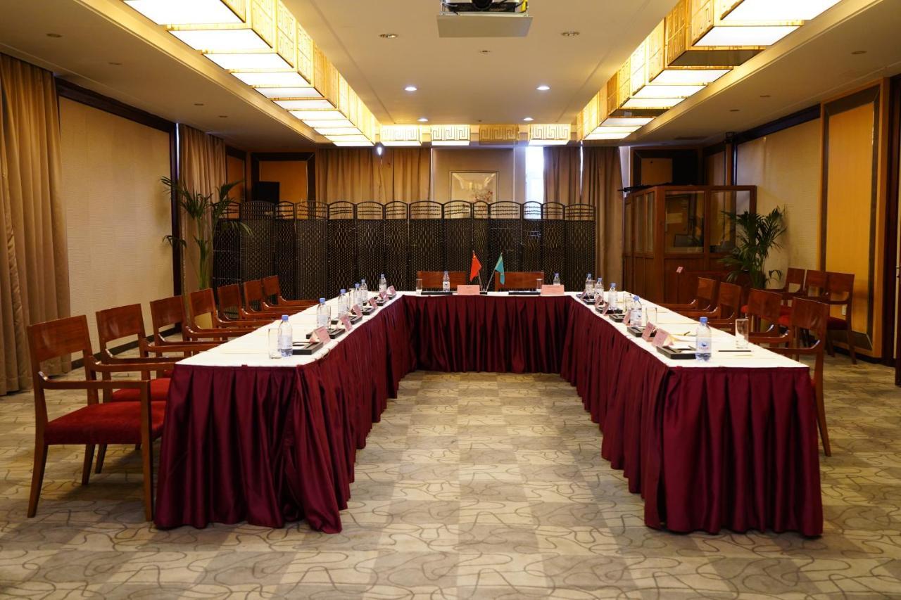 Soluxe Hotel Almaty Exterior photo