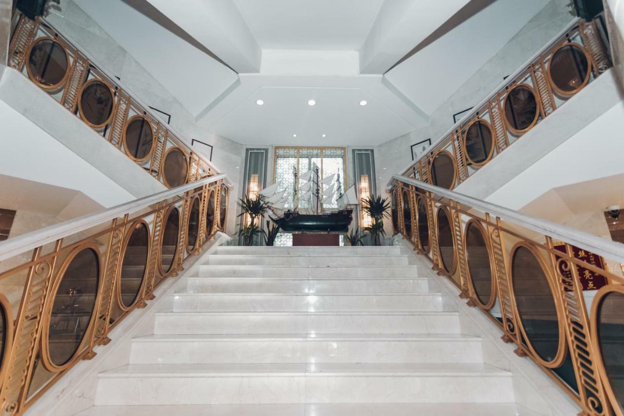 Soluxe Hotel Almaty Exterior photo